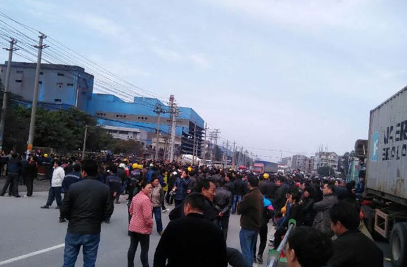 2015年3月12日，福建省長樂市鑫海冶金有限公司”，全廠逾千工人走出工廠外阻塞公路，不滿被拖欠三個月工資。（工人攝）