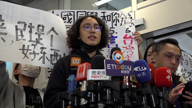 有參與示威來自香港的齊同學表示，今次希望與中國的同學開展開民主交流，分享台灣的民主和言論自由。（程皓楠攝）