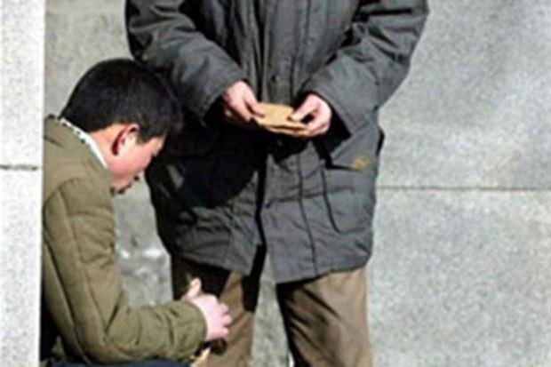 북한 남성 두 명이 평양의 한 지하철역 입구에서 암달러를 거래하고 있다.