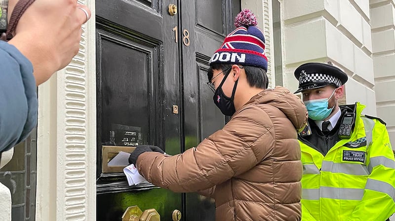 在活動進行期間,香港駐倫敦經貿辦內有燈光亮起,但一直沒有港府代表現身。活動主辦方最後在倫敦警方的監察下,把所有選票投入香港經貿辦的信箱抗議。(邢博泓 攝)