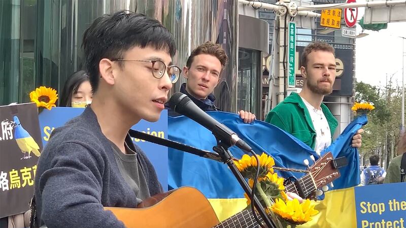 国际特赦组织台湾分会等人权团体代表，22日聚集在莫斯科驻台北代表处前，举办俄乌战争一周年记者会。多名在台乌克兰学生出席，呼吁国际社会以实际行动支持乌克兰。（记者夏小华摄）