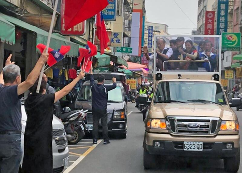 2020年1月10日，國民黨總統候選人韓國瑜，白天以車隊方式沿街拉票。（韓國瑜辦公室提供）