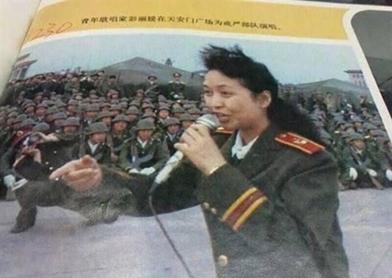 1989年六四大屠殺後，彭麗媛曾慰問鎮壓部隊。（周鋒鎖提供）