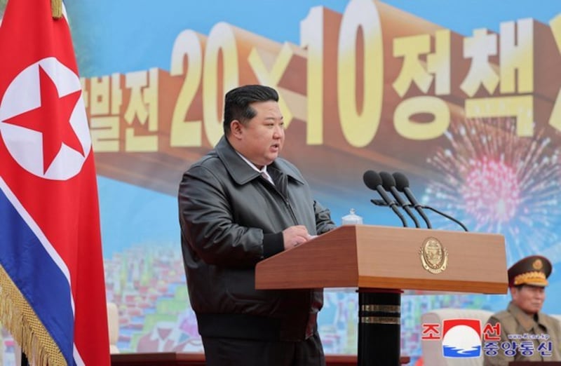 2024년 12월 20일, 북한 관영 매체 조선중앙통신이 공개한 사진에서 김정은 북한 노동당 총비서가 북한 성천군에서 열린 새로운 지방 공업 공장 준공식에서 연설하고 있다.