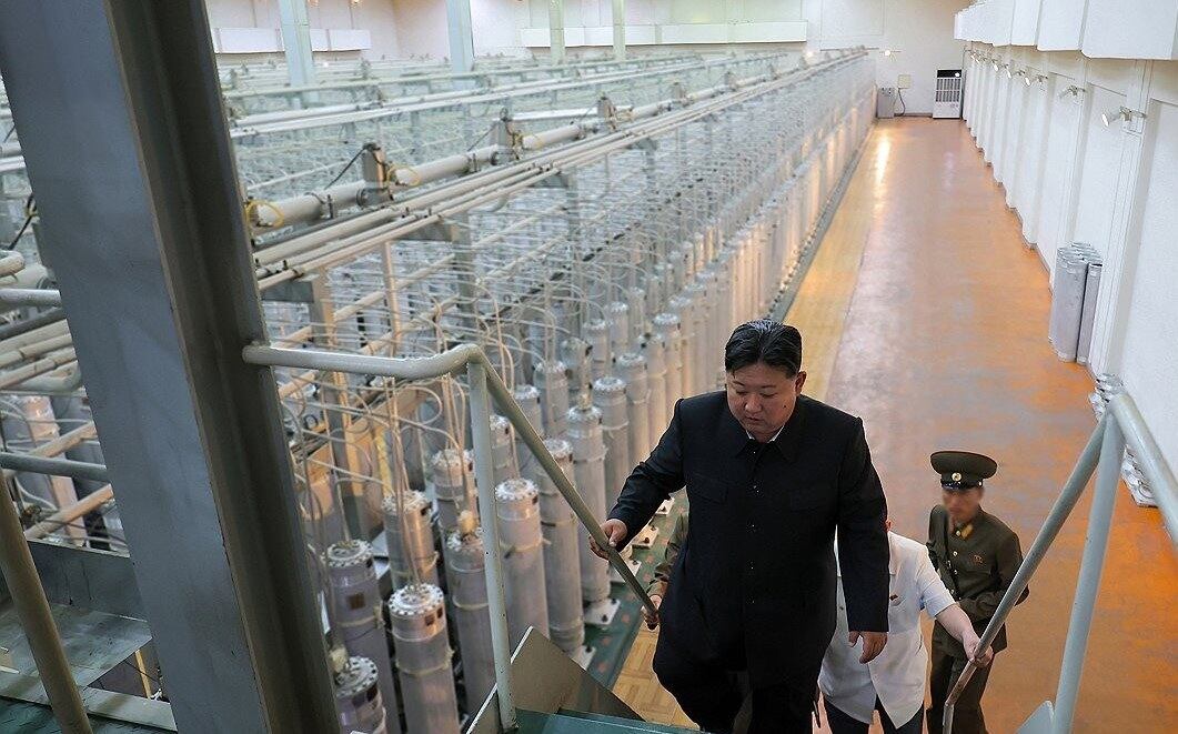 김정은 북한 국무위원장이 핵무기연구소와 무기급 핵물질 생산시설을 현지지도하고 무기급 핵물질 생산에 총력을 집중해 비약적인 성과를 낼 것을 지시했다고 조선중앙통신이 13일 보도했다.