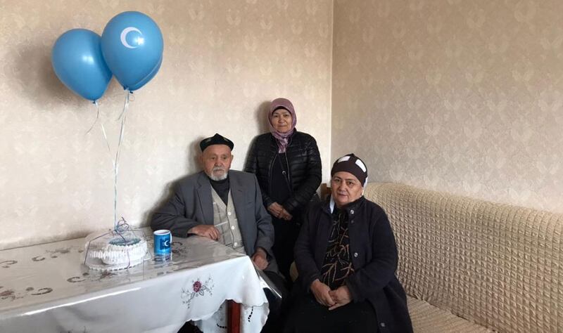 قىرغىزىستاندىكى ئۇيغۇر خانىم-قىزلار مىللىي ئارمىيە جەڭچىسى ئابلىمىت بەكرى، شۇنداقلا قىرغىزىستاندا تۇرۇشلۇق ئۇنىڭ سەپداشلىرىنىڭ ئەۋلادلىرىنى 12-نويابىر كۈنى زىيارەت قىلىپ ئىككى جۇمھۇرىيەت بايرىمى بىلەن تەبرىكلىدى.