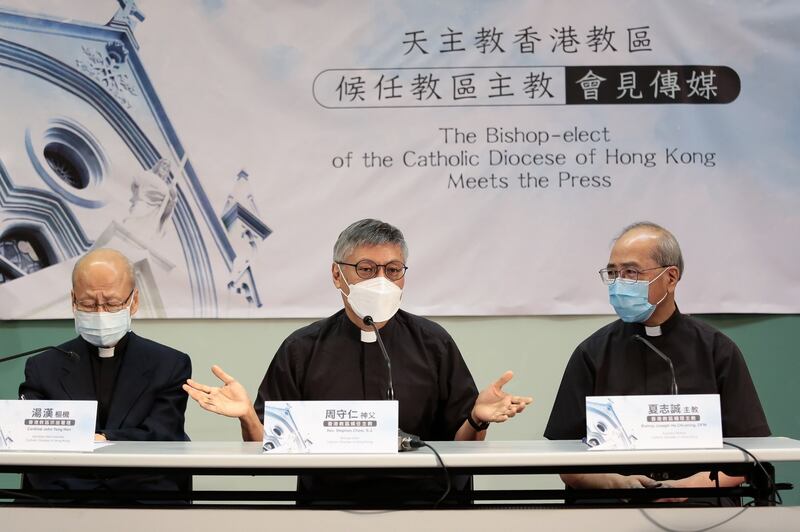 周守仁(中)在现任宗座署理汤汉枢机(左),和教区辅理主教夏志诚陪同下见记者。(张展豪 摄)
