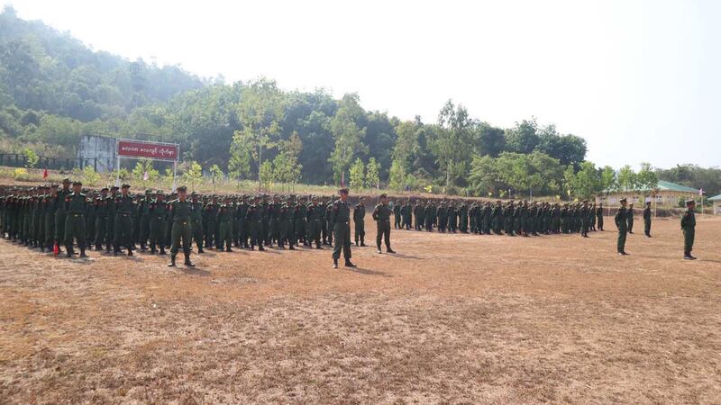 တနင်္သာရီတိုင်း၊ မြိတ်ခရိုင်၊ ပလောက်မြို့၊ အမှတ် (၁၂) တပ်မတော်တန်းမြင့်လေ့ကျင့်ရေးကျောင်းတွင် ပြည်သူ့စစ်မှုထမ်းသင်တန်း အမှတ်စဉ် (၁) ဖွင့်ပွဲအခမ်းအနားကို ၂၀၂၄ ခုနှစ်၊ ဧပြီလ ၉ ရက်နေ့က ကျင်းပစဉ်။ (Photo: MOI)