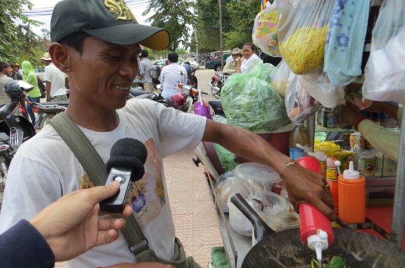 លោក ជឹម រតនៈ អ្នក​លក់​មីឆា​នៅ​ក្បែរ​ការ​ប្រមូល​ផ្តុំ​របស់​បាតុករ​ខ្មែរ​ក្រោម និង​យុវជន នា​ទីលាន​ប្រជាធិបតេយ្យ ផ្ដល់​បទសម្ភាសន៍​ដល់​វិទ្យុ​អាស៊ីសេរី ពី​ទស្សនៈ​ឈប់​ប្រើប្រាស់​ផលិតផល​វៀតណាម កាល​ពី​ថ្ងៃ​ទី​៨ ខែ​តុលា ឆ្នាំ​២០១៤។ 