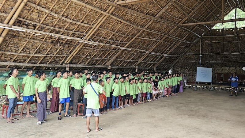 ဗေသေသဒကျောင်းတွင် သက်မွေးဝမ်းကျောင်းပညာသင်ကြားနေသည့် မိဘမဲ့ကလေးများကို ၂၀၂၄ ခုနှစ်၊ အောက်တိုဘာလ ၁၉ ရက်နေ့က တွေ့ရစဥ်။ (RFA Photo)