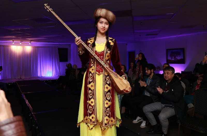 ئامېرىكا ۋىرجىنىيە شتاتنىڭ فەيىرفاكىس شەھىرىدە ئۇيغۇر ئامېرىكا بىرلەشمىسى ئۇيۇشتۇرغان ناھايىتى ئۆزگىچە بىر مودا كىيىم-كېچەك كۆرگەزمىسىدىن كۆرۈنۈش. 2023-يىلى 24-فېۋرال.