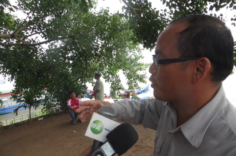 អភិបាល​រង​ខេត្ត​កំពង់ឆ្នាំង និង​ជា​ប្រធាន​ក្រុម​ការងារ​រៀបចំ​សណ្ដាប់ធ្នាប់ និង​សោភ័ណភាព​ក្រុង គឺ លោក ស៊ុន សុវណ្ណារិទ្ធិ ប្រាប់​ពី​ផែនការ​អភិវឌ្ឍន៍​សួនច្បារ​នៅ​មាត់​ទន្លេ​ផ្សារ​ក្រោម សង្កាត់​ផ្សារឆ្នាំង ក្រុង​កំពង់ឆ្នាំង ខេត្ត​កំពង់ឆ្នាំង កាល​ពី​ថ្ងៃ​ទី​៤ ខែ​តុលា ឆ្នាំ​២០១៥។ 