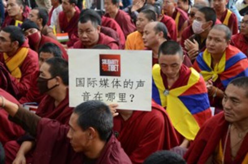 图片：藏人在活动上向国际表达诉求。（记者丹珍拍摄）