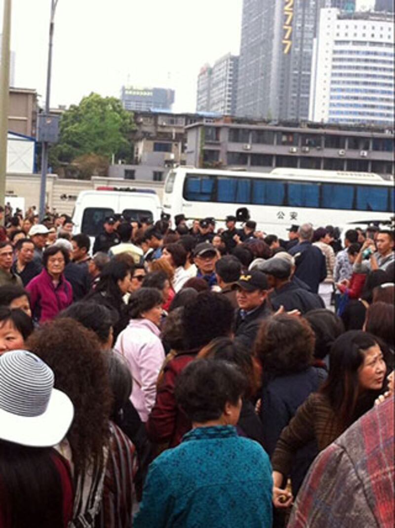 2015年4月10日,成都市天府廣場,當局事先調動大巴士強行送走抗議民眾。(抗議人士提供)