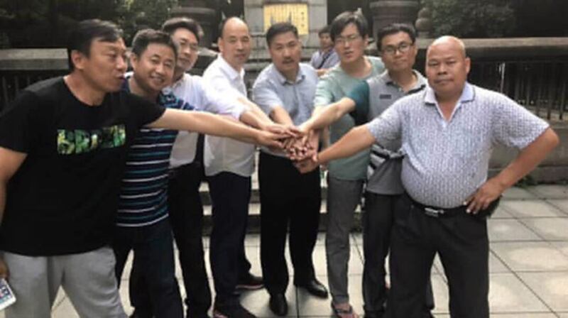 资料图片:709律师文东海(中)被吊照听证会举行时,包括陈家鸿(右一)、包龙军(左一)、蔺其磊(右三)在内的多位律师前往声援。(RFA)