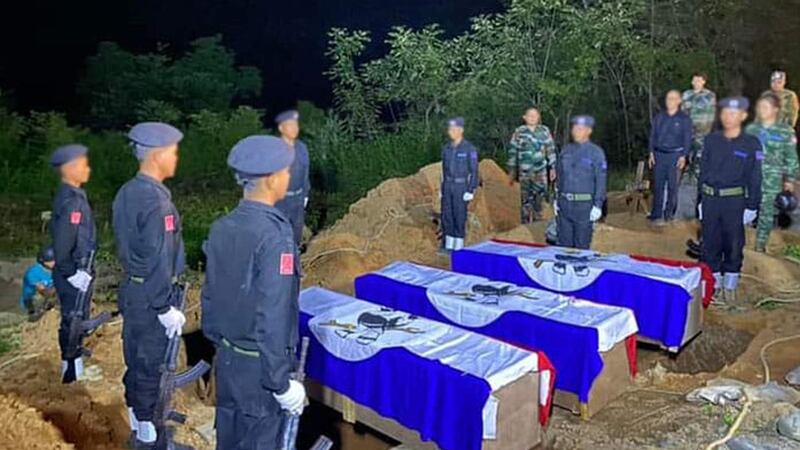 ဟားခါး - ထန်တလန်အကြားတိုက်ပွဲတွင် သေဆုံးခဲ့သည့် ချင်းတော်လှန်ရေး ရဲဘော် သုံးဦးအား ထန်တလန်မြို့နယ် တစ်နေရာတွင် ၂၀၂၃ ခုနှစ် ဩဂုတ် ၁၇ ရက်နေ့က သင်္ဂြိုဟ်နေစဉ်။ (Photo: Citizen Journalist)