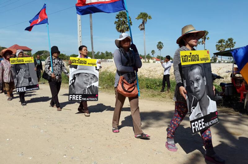 យុទ្ធនាការ​តវ៉ា​ទាមទារ​ឲ្យ​ដោះលែង​សកម្មជន​ដីធ្លី សកម្មជន​នយោបាយ និង​ព្រះសង្ឃ នៅ​ខាង​មុខ​ពន្ធនាគារ​ព្រៃស នៅ​ថ្ងៃ​ទី​២៨ ធ្នូ ២០១៤។