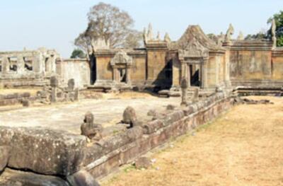 គោបុរៈ​ទី​៣ នៃ​ប្រាសាទ​ព្រះវិហារ​ខ្មែរ។ រូបថត​ថ្ងៃ​ទី​៦ ខែ​កុម្ភៈ ឆ្នាំ​២០១១
