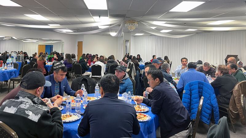 ئامېرىكا ئۇيغۇر بىرلەشمىسى ۋىرجىنىيە شىتاتىنىڭ فايىرفاكىس شەھىرىدىكى «ئۇيغۇر مەركىزى» دە ئۆتكۈزگەن ئىپتار پائالىيىتى كۆرۈنۈشى. 2024-يىلى 11-مارت، فايىرفاكىس