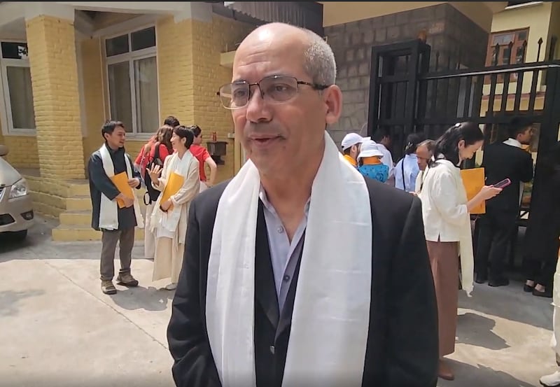དགེ་བཤེས་ནེ་གྷི་བློ་བཟང་བསྟན་འཛིན་ལཊ་ཀྱིས་མཇལ་ཁའི་སྐོར་གསར་འགོད་པར་འགྲེལ་བརྗོད་གནང་བཞིན་པ། ༢༠༢༦།༥།༢༩