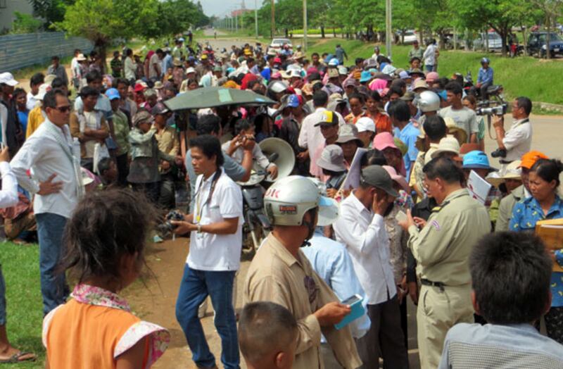 ប្រជាពលរដ្ឋ​មាន​ទំនាស់​ដីធ្លី​ដង្ហែ​ក្បួន​ពី​តំបន់​អង្គរ​ឃ្យុងយូរ ទៅ​សាលា​​ខេត្ត​សៀមរាប ដើម្បី​ដាក់​ញត្តិ​ជូន​លោក​អភិបាល​ខេត្ត ឱ្យ​ជួយ​ដោះស្រាយ កាល​ពី​ថ្ងៃ​១៧ មិថុនា ២០១៤។