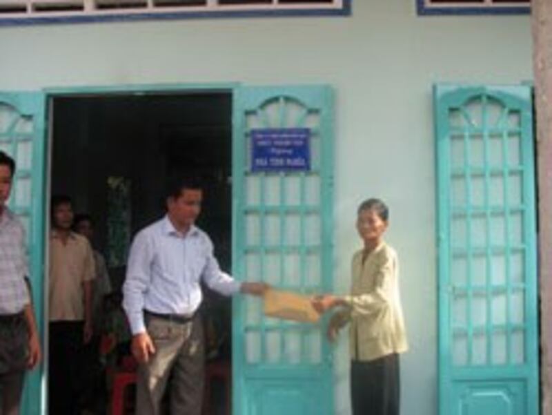 Cty TNHH Nhựt Thành Tân tặng nhà tình nghĩa cho người nghèo ở Tiền Giang. Photo courtesy of Cty Nhựt Thành Tân.