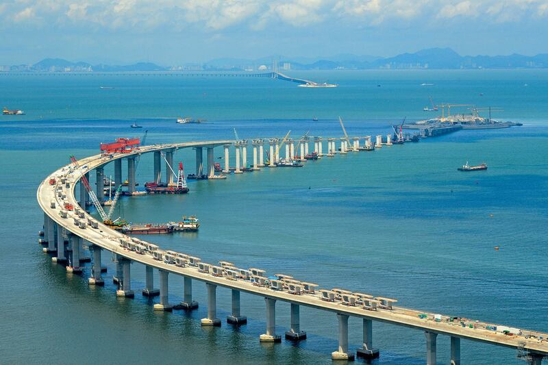 港珠澳大桥口岸人工岛采用“非浚挖式”环保填海技术，兴建时却发生“岛屿飘移”意外事件，也出现海域污染。（照片来源：香港政府新闻处）