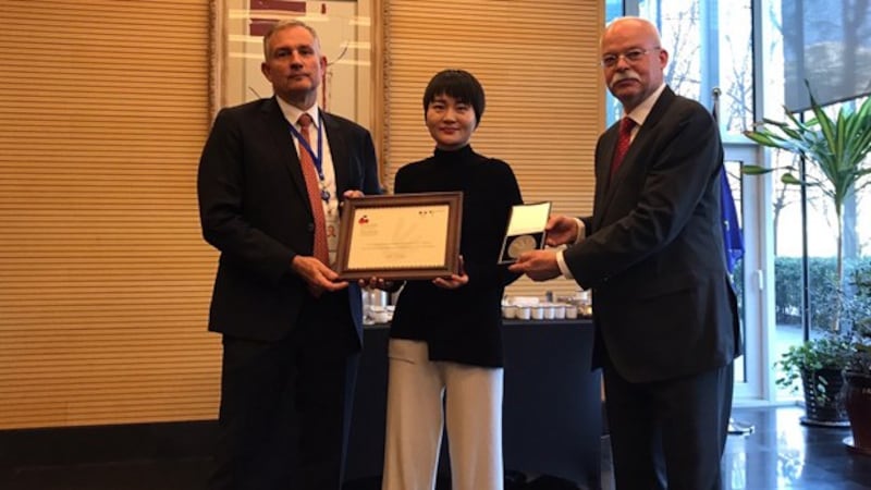 2019年12月11日，李文足（中）获得2019年度「法德人权法治奖」，法国和德国驻华大使联合为她颁奖。（王峭岭提供本台粤语组）
