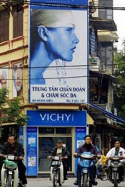 Một trung tâm thẩm mỹ viện ở Hà Nội hôm 20-11-2002. AFP PHOTO
