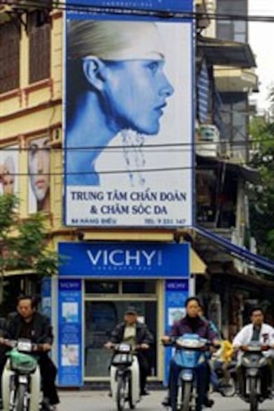 Một trung tâm thẩm mỹ viện ở Hà Nội hôm 20-11-2002. AFP PHOTO