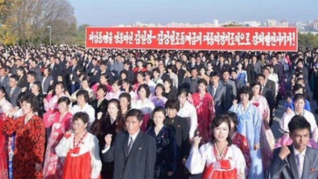 지난달 27일 평양 만수대 언덕의 김일성, 김정일 동상 앞에서 열린 제7차 조선직업총동맹 모습.