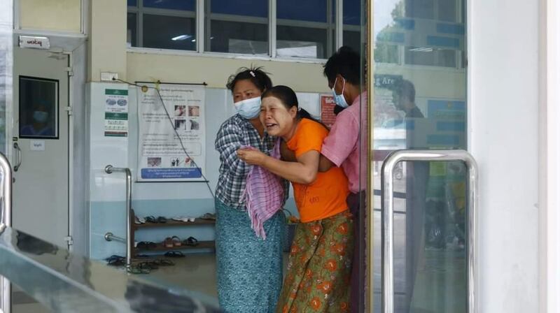 妙兌兌凱的母親情緒激動,需要家人攙扶。(網絡圖片)