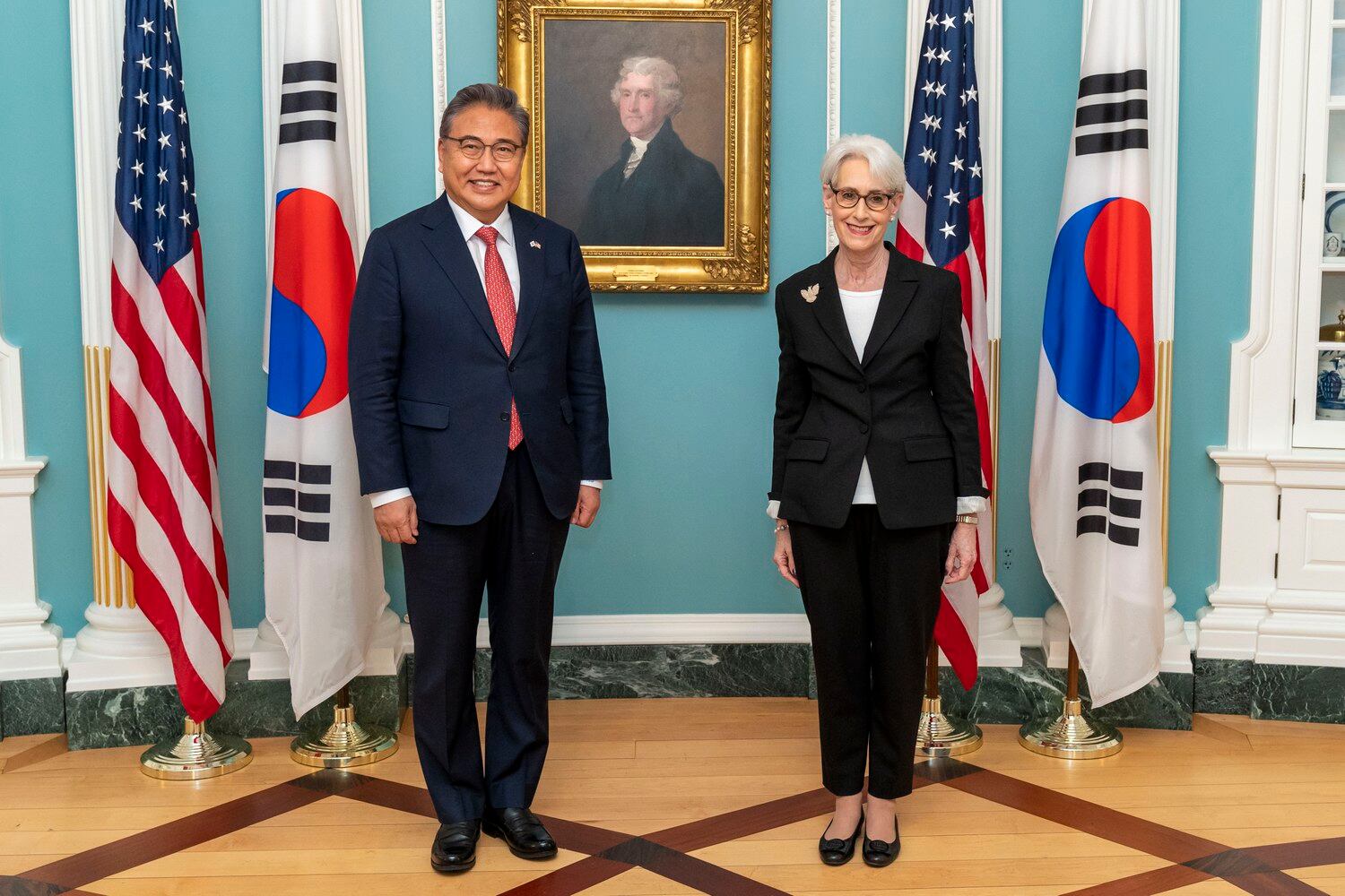 윤석열 대통령 당선인의 한미 정책협의 대표단 박진 단장(왼쪽)이 4일(현지시간) 미국 워싱턴 DC 국무부 청사에서 웬디 셔먼 국무부 부장관과 한반도 안보 현안을 논의한 뒤 기념 촬영하고 있다.