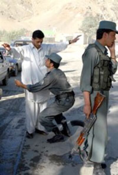 Cảnh sát Afghanistan ở một trạm kiểm sóat