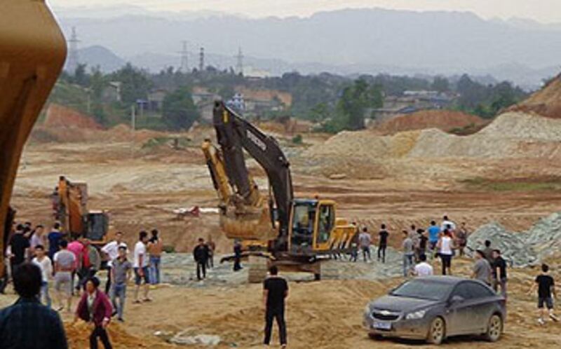 2013年5月15日,流氓斬傷恩施市耿家坪村抗拆戶馮大華後,即與施工隊悍匆匆離開。(六四天網提供)
