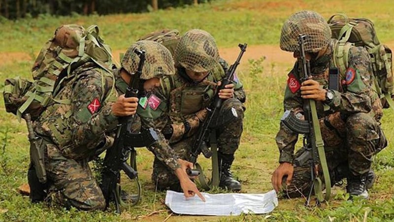 တအာင်းအမျိုးသား လွတ်မြောက်ရေး တပ်မတော် (TNLA)၊ မြန်မာအမျိုးသား ဒီမိုကရက်တစ် မဟာမိတ်တပ်မတော် (MNDAA) နဲ့ ရက္ခိုင့်တပ်တော် (AA) တပ်ဖွဲ့ဝင်တွေကို တွေ့ရစဉ်။(ဓာတ်ပုံ - ညီနောင်မဟာမိတ်သုံးဖွဲ)