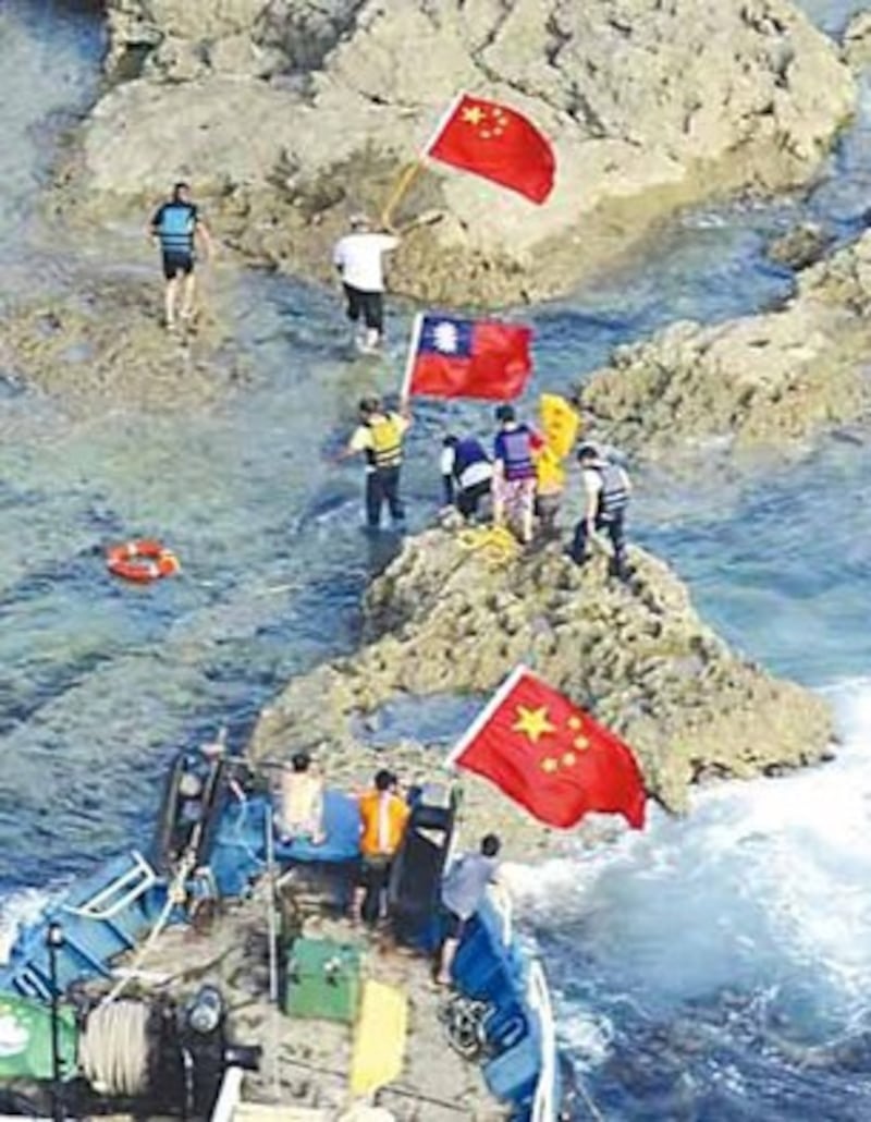 图片:保钓勇士登上钓鱼岛。(网络图片)