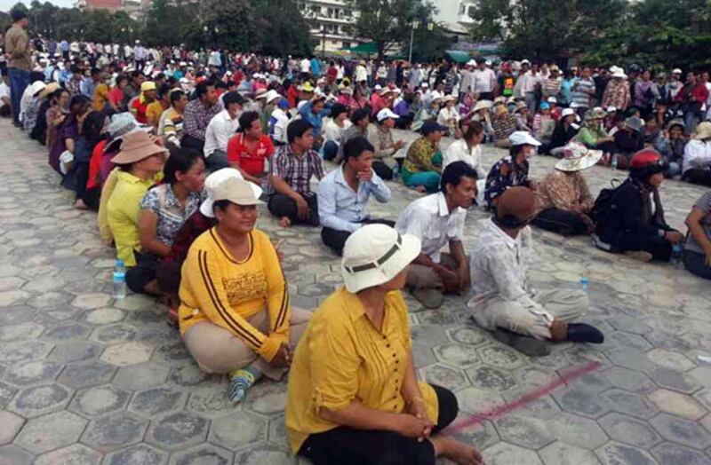 ក្រុមបាតុករគណបក្សសង្គ្រោះជាតិ ចូលរួមហ្វឹកហាត់របៀបធ្វើបាតុកម្មនៅទីលានប្រជាធិបតេយ្យ នៅថ្ងៃទី១ កញ្ញា ឆ្នាំ២០១៣។