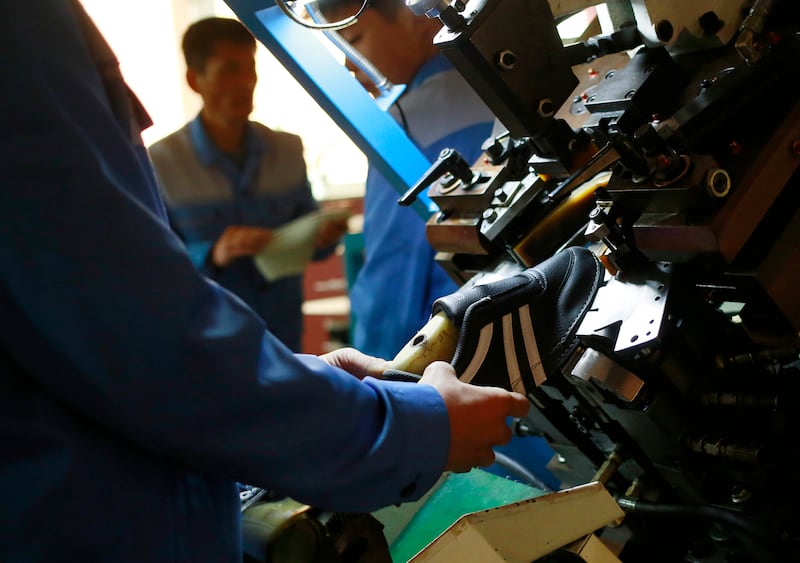 2019년 2월, 평양에 위치한 스포츠 신발 전문 류원신발공장에서 노동자들이 운동화를 만들고 있다.