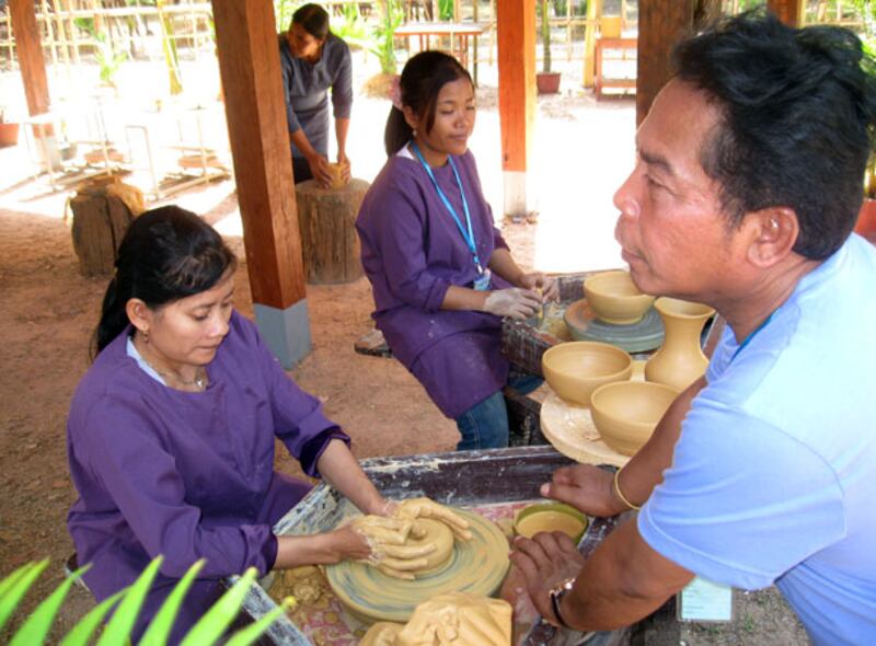 ការ​ស្មូន​ក្អម និង​ឆ្នាំង​ពី​ដីឥដ្ឋ ក៏​ត្រូវ​បាន​គេ​នាំ​មក​ធ្វើ​បង្ហាញ​ឱ្យ​កូន​ខ្មែរ​ជំនាន់​ក្រោយ និង​ទេសចរ​​បរទេស​បាន​ឃើញ​ពីប្រពៃណី និង​ការ​រស់​នៅ​ដ៏​យូរ​លង់​មក​ហើយ​របស់​សង្គម​ខ្មែរ​ដែរ។