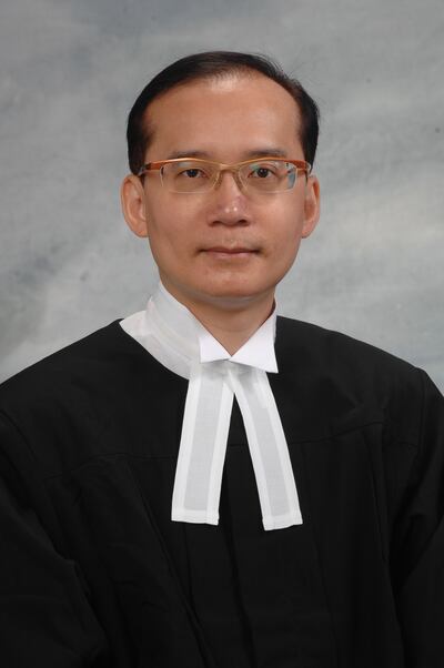 有旁聽人士欲拍掌,但遭國安法指定法官、署理總裁判官羅德泉阻止並提醒「唔好拍手呀吓。」(記者余法提供)