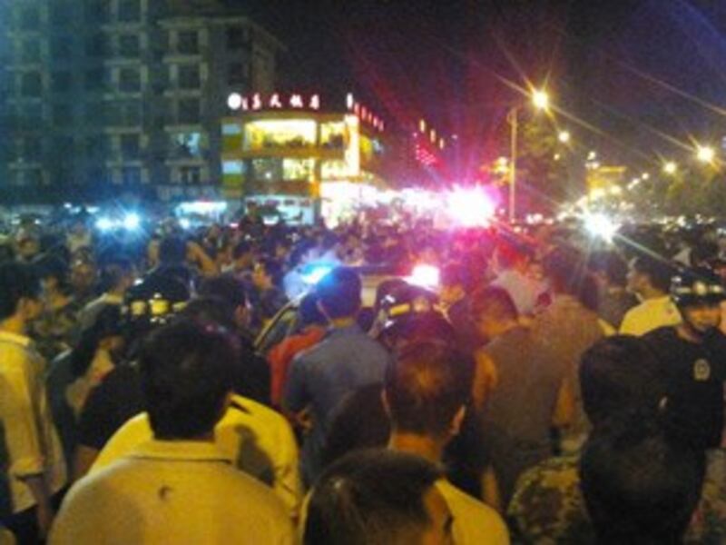 图片： 大批民众围堵警车，要求城管道歉。 （中国茉莉花革命网站）