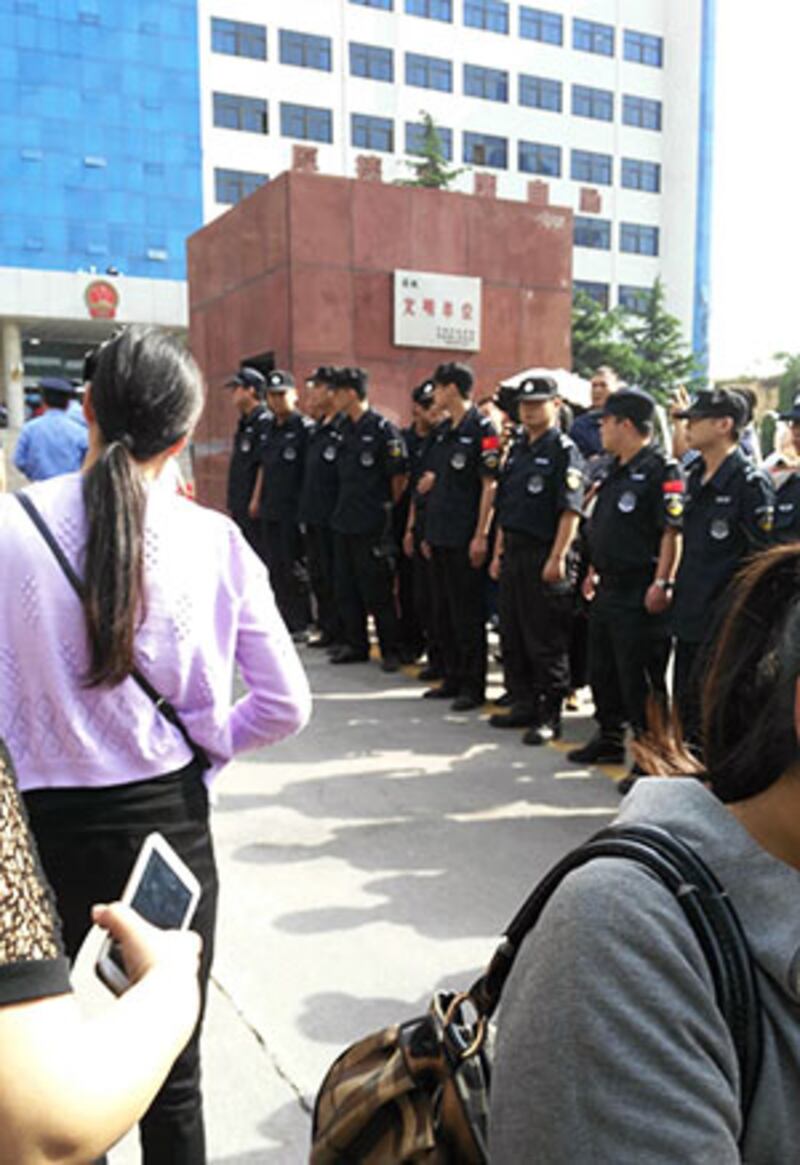 2015年5月14日,賈靈敏案開庭,大批警察在法院外戒備。(現場人士 攝)