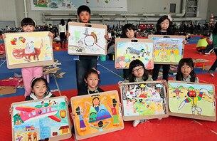 어린이 그림 그리기 대회인 '내가 그린 예쁜 비행기' 행사에 참석한 어린이들이 '외국 친구들에게 소개하고 싶은 아름다운 우리나라'를 주제로 그린 그림을 선보이고 있다.