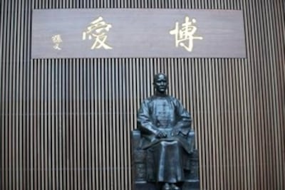图片:台湾故宫孙中山铜像是法国名雕塑家朗度斯基作品(记者胡汉强摄)