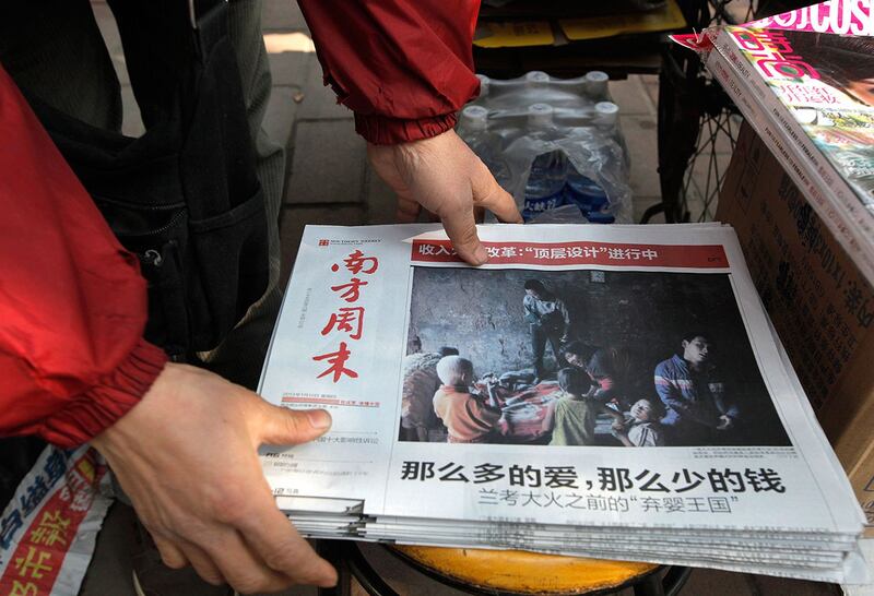 2013 年 1 月 10 日,广州市报摊,最新版的《南方周末》报纸。(美联社)