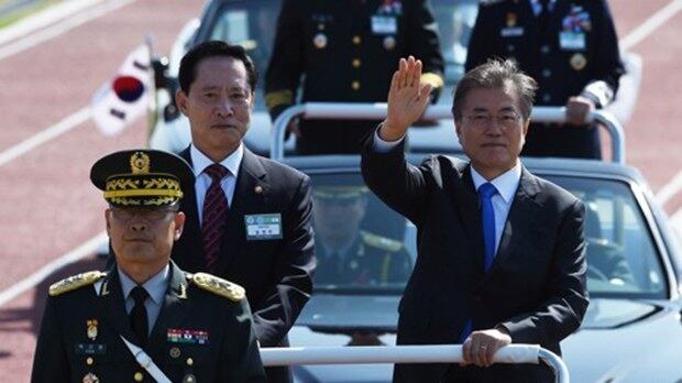 문재인 대통령이 28일 오전 경기도 평택시 해군 제2함대사령부에서 열린 '제69주년 국군의 날 기념식'에서 사열을 하고 있다.