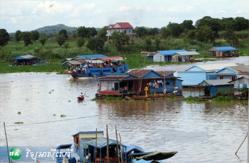 ផ្ទះ​បណ្ដែត​ទឹក និង​បែរ​ត្រី​ជនជាតិ​វៀតណាម ចល័ត​ចូល​កណ្ដាល​ទន្លេ​នៅ​សង្កាត់​ផ្សារឆ្នាំង នៃ​ខេត្ត​កំពង់ឆ្នាំង កាល​ពី​ថ្ងៃ​ទី​១០ ខែ​មិថុនា ឆ្នាំ​២០១៤។