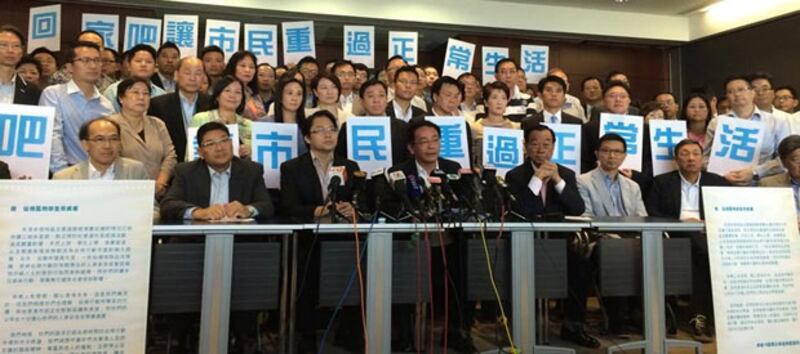 2014年10月20日，近400名區議員發出聯署公開信，促請佔中人士撤離。（民建聯官網）