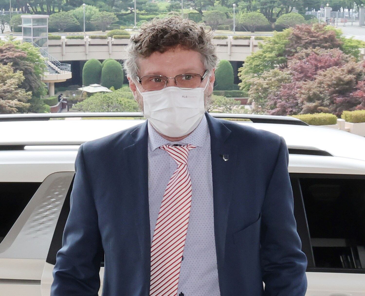 파비앙 살비올리 유엔 인권이사회 진실·정의·배상·재발 방지 특별보고관이 지난 13일 이노공 법무부 차관과 면담을 위해 경기도 정부과천청사 내 법무부로 들어서고 있다.